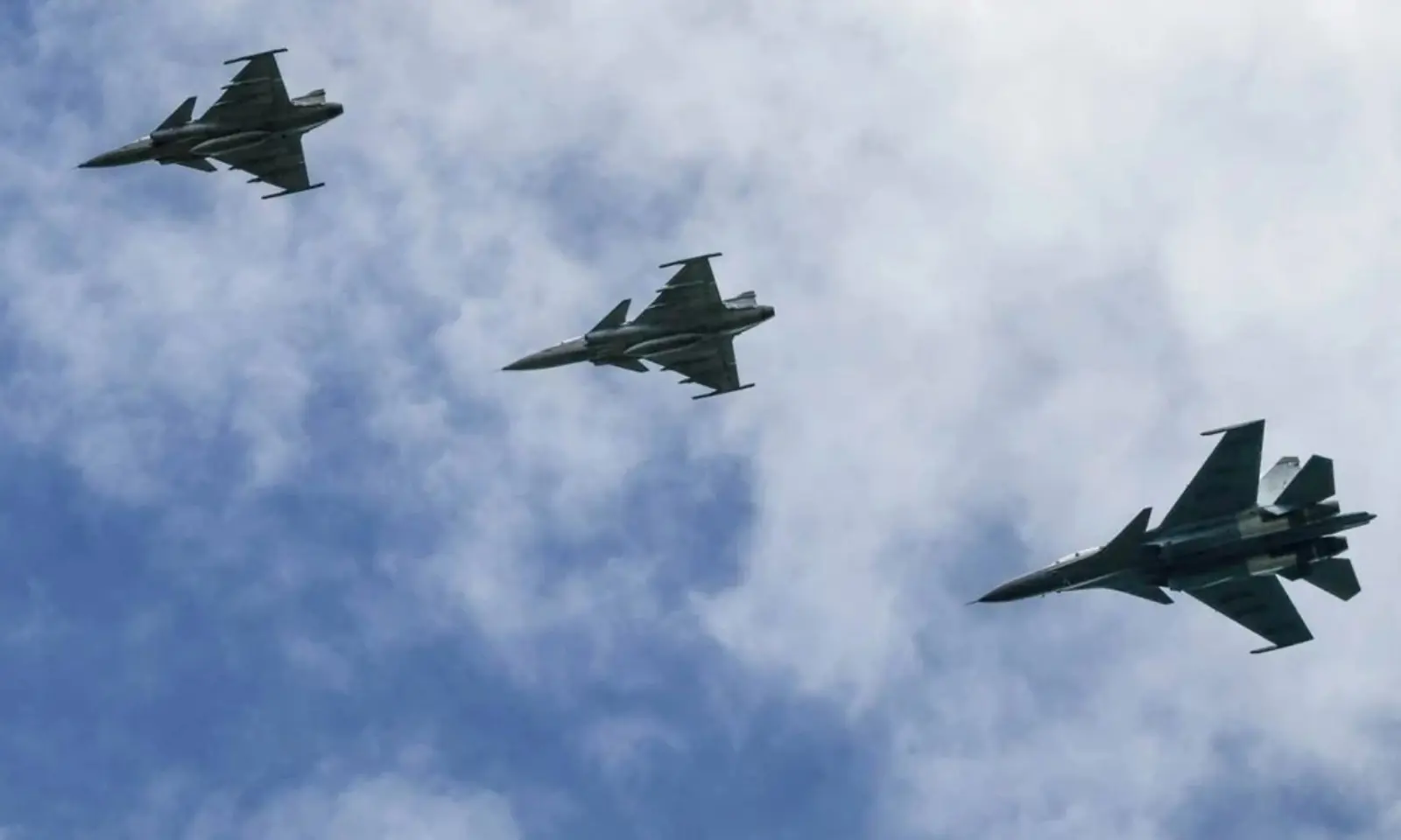 جنگنده‌های F-16 تایلند مواضع نظامیان کامبوجی در نزدیکی معابد سورین را هدف قرار دادند
